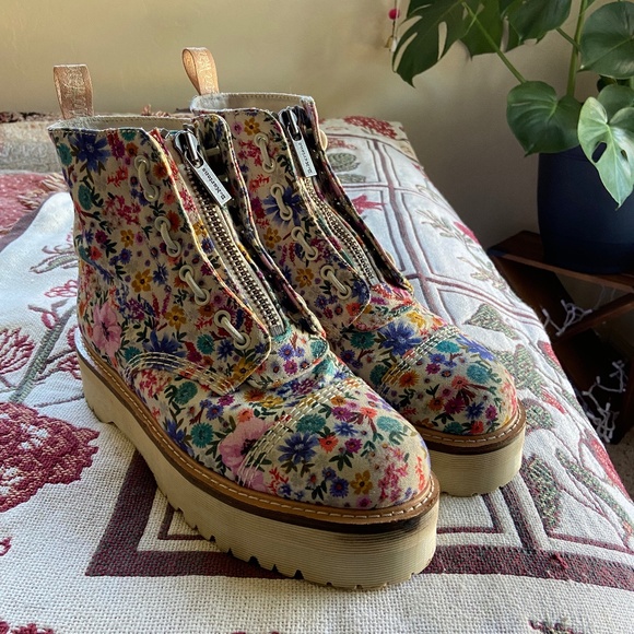 Dr. Martens Shoes - Dr Martens Wanderlust Sinclair Boots